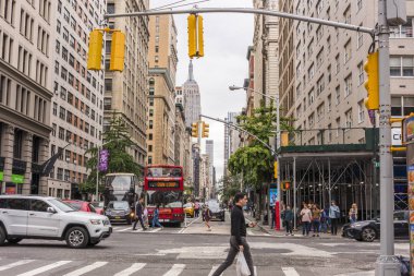 NEW YORK, ABD - 23 Eylül 2018: FIFTH AVENUE (5. Cadde) New York 'un en ünlü caddesidir. 5. Cadde en çok rakipsiz bir alışveriş caddesi olarak bilinir. Manhattan, New York City, ABD.