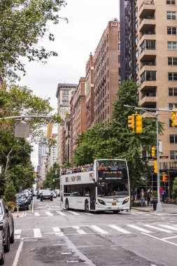 NEW YORK, ABD - 23 Eylül 2018: FIFTH AVENUE (5. Cadde) New York 'un en ünlü caddesidir. 5. Cadde en çok rakipsiz bir alışveriş caddesi olarak bilinir. Manhattan, New York City, ABD.
