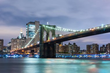 Brooklyn Köprüsü, gökdelenlerin arka planı. New York City, ABD. Brooklyn Köprüsü Aşağı Manhattan 'ı Brooklyn' e bağlıyor.