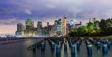 Manhattan panoramik gökyüzü gece Brooklyn Köprüsü Parkı 'ndan. New York City, ABD. Manhattan 'da ofis binaları ve gökdelenler (Manhattan şehir merkezi))