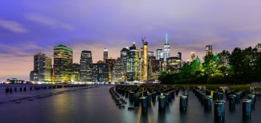 Manhattan panoramik gökyüzü gece Brooklyn Köprüsü Parkı 'ndan. New York City, ABD. Manhattan 'da ofis binaları ve gökdelenler (Manhattan şehir merkezi))