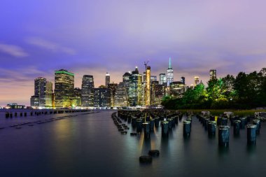 Manhattan panoramik gökyüzü gece Brooklyn Köprüsü Parkı 'ndan. New York City, ABD. Manhattan 'da ofis binaları ve gökdelenler (Manhattan şehir merkezi))