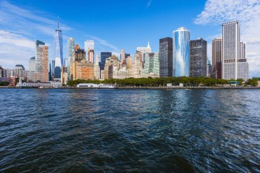 Manhattan panoramik gökyüzü manzarası. New York City, ABD. Manhattan 'da ofis binaları ve gökdelenler (Manhattan şehir merkezi))
