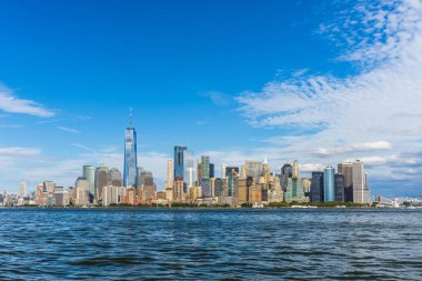 Manhattan panoramik gökyüzü manzarası. New York City, ABD. Manhattan 'da ofis binaları ve gökdelenler (Manhattan şehir merkezi))