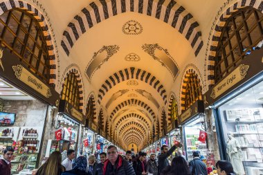 Istanbul, Türkiye - 15 Aralık 2018: Mısır Çarşısı veya Mısır Çarşısı. Türk: Misir Çarşısı. Eminönü, Istanbul, Türkiye. Stanbul içinde en eski Kapalı çarşılar biri.