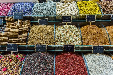 Baharat ve kapalı çarşı pazarda çay. Istanbul, Türkiye.