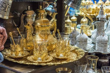 Geleneksel çay setleri, Kapalı Çarşı, Istanbul, Türkiye. Altın rengi Çaydanlık ve Türk çay bardak