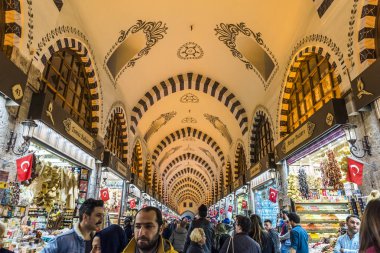 Istanbul, Türkiye - 15 Aralık 2018: Mısır Çarşısı veya Mısır Çarşısı. Türk: Misir Çarşısı. Eminönü, Istanbul, Türkiye. Stanbul içinde en eski Kapalı çarşılar biri.