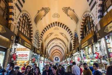 Istanbul, Türkiye - 15 Aralık 2018: Mısır Çarşısı veya Mısır Çarşısı. Türk: Misir Çarşısı. Eminönü, Istanbul, Türkiye. Stanbul içinde en eski Kapalı çarşılar biri.