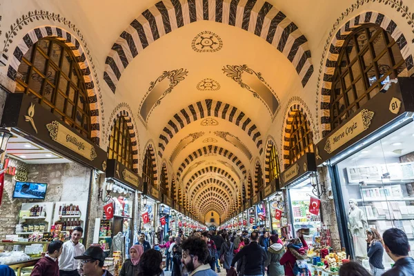 Istanbul, Türkiye - 15 Aralık 2018: Mısır Çarşısı veya Mısır Çarşısı. Türk: Misir Çarşısı. Eminönü, Istanbul, Türkiye. Stanbul içinde en eski Kapalı çarşılar biri.