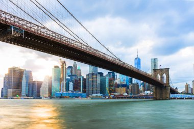 Brooklyn Köprüsü, gün batımı manzaralı. New York City, ABD. Brooklyn Köprüsü Aşağı Manhattan 'ı Brooklyn' e bağlıyor.