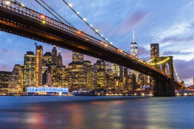Brooklyn Köprüsü, gökdelenlerin arka planı. New York City, ABD. Brooklyn Köprüsü Aşağı Manhattan 'ı Brooklyn' e bağlıyor.