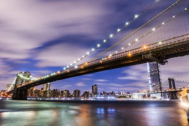 Brooklyn Köprüsü, gökdelenlerin arka planı. New York City, ABD. Brooklyn Köprüsü Aşağı Manhattan 'ı Brooklyn' e bağlıyor.