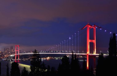 İstanbul Boğazı Köprüsü, gece. 15 Temmuz Şehitler Köprüsü (15 Temmuz Sehitler Koprusu). İstanbul, Türkiye