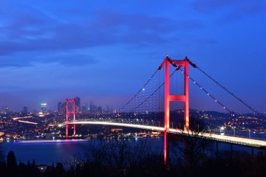 İstanbul Boğazı Köprüsü, gece. 15 Temmuz Şehitler Köprüsü (15 Temmuz Sehitler Koprusu). İstanbul, Türkiye.