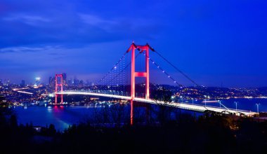 İstanbul Boğazı Köprüsü, gece. 15 Temmuz Şehitler Köprüsü (15 Temmuz Sehitler Koprusu). İstanbul, Türkiye