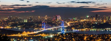 İstanbul Boğazı Köprüsü, gün batımında. 15 Temmuz Şehitler Köprüsü. Camlica Hill 'den gece görüşü. İstanbul, Türkiye.