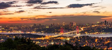 İstanbul Boğazı Köprüsü, gün batımında. 15 Temmuz Şehitler Köprüsü. Camlica Hill 'den gece görüşü. İstanbul, Türkiye