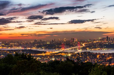 İstanbul Boğazı Köprüsü, gün batımında. 15 Temmuz Şehitler Köprüsü. Camlica Hill 'den gece görüşü. İstanbul, Türkiye