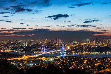 İstanbul Boğazı Köprüsü, gün batımında. 15 Temmuz Şehitler Köprüsü. Camlica Hill 'den gece görüşü. İstanbul, Türkiye.