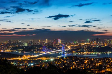 İstanbul Boğazı Köprüsü, gün batımında. 15 Temmuz Şehitler Köprüsü. Camlica Hill 'den gece görüşü. İstanbul, Türkiye