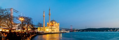 Ortaköy Camii ve Boğaziçi Köprüsü (15 Temmuz Şehitler Köprüsü) gece manzarası. İstanbul, Türkiye