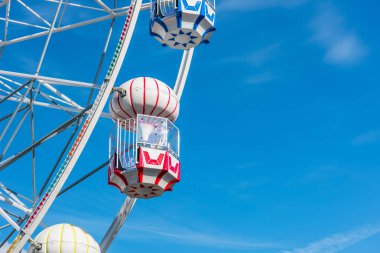 Eğlence parkında renkli dönme dolap. Mavi arka planlı dönme dolap. Lunapark.