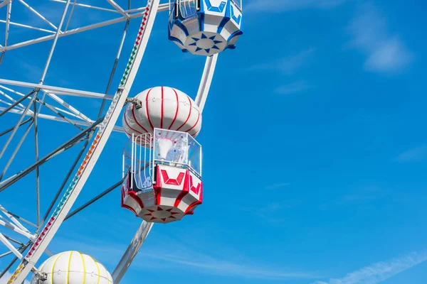 Buntes Riesenrad Freizeitpark Riesenrad Mit Blauem Hintergrund Jahrmarkt — Stockfoto