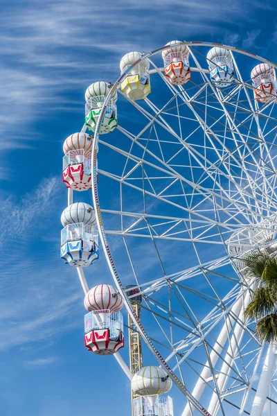 Красочное Колесо Обозрения Парке Развлечений Колесо Обозрения Синим Фоном Funfair — стоковое фото