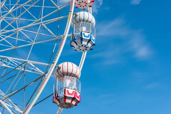 Buntes Riesenrad Freizeitpark Riesenrad Mit Blauem Hintergrund Jahrmarkt — Stockfoto