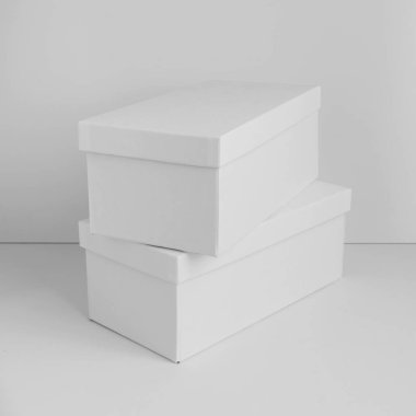 Beyaz arka plan üzerinde izole iki beyaz karton kutular. Mockup tasarım kutusu.