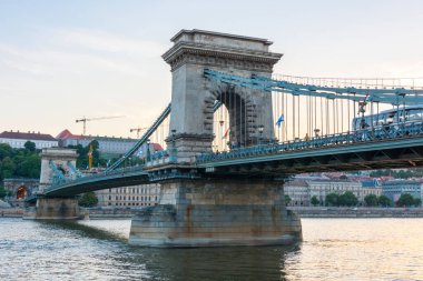 Gece Budapeşte 'deki Zincir Köprüsü' nde (Szechenyi Lanchid). Budapeşte, Macaristan.