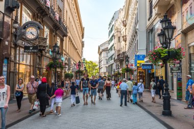 BUDAPEST, HUNGARY - 21 Temmuz 2017: Macaristan 'ın Budapeşte kentindeki ana alışveriş caddesi olan Vaci Caddesi' nde (Vaci Utca) turistler ve ziyaretçiler.