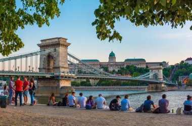 BUDAPEST, HUNGARY - 25 Temmuz 2017: Budapeşte 'deki Zincir Köprüsü (Szechenyi Lanchid). Budapeşte, Macaristan