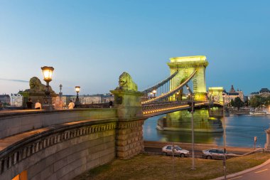 Gece Budapeşte 'deki Zincir Köprüsü' nde (Szechenyi Lanchid). Budapeşte, Macaristan.