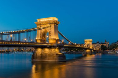 Gece Budapeşte 'deki Zincir Köprüsü' nde (Szechenyi Lanchid). Budapeşte, Macaristan.