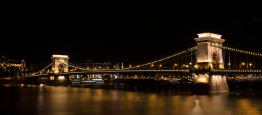 Gece Budapeşte 'deki Zincir Köprüsü' nde (Szechenyi Lanchid). Budapeşte, Macaristan.