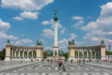 BUDAPEST, HUNGARY - 20 Temmuz 2017: Budapeşte, Macaristan 'daki Tarihi Kahramanlar Meydanı (Hosok Tere, Milenyum Anıtı).