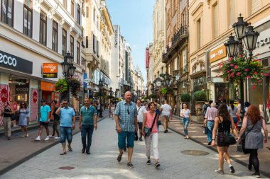 BUDAPEST, HUNGARY - 21 Temmuz 2017: Macaristan 'ın Budapeşte kentindeki ana alışveriş caddesi olan Vaci Caddesi' nde (Vaci Utca) turistler ve ziyaretçiler.