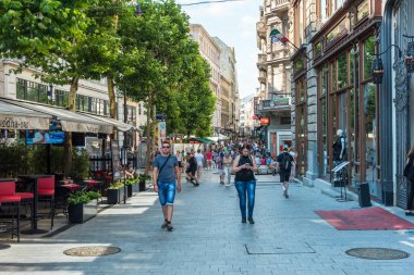 BUDAPEST, HUNGARY - 21 Temmuz 2017: Macaristan 'ın Budapeşte kentindeki ana alışveriş caddesi olan Vaci Caddesi' nde (Vaci Utca) turistler ve ziyaretçiler.