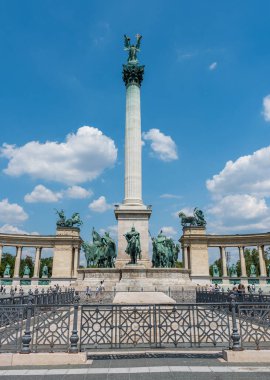 BUDAPEST, HUNGARY - 20 Temmuz 2017: Budapeşte, Macaristan 'daki Tarihi Kahramanlar Meydanı (Hosok Tere, Milenyum Anıtı).