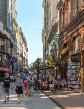 BUDAPEST, HUNGARY - 21 Temmuz 2017: Macaristan 'ın Budapeşte kentindeki ana alışveriş caddesi olan Vaci Caddesi' nde (Vaci Utca) turistler ve ziyaretçiler.