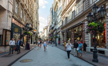BUDAPEST, HUNGARY - 21 Temmuz 2017: Macaristan 'ın Budapeşte kentindeki ana alışveriş caddesi olan Vaci Caddesi' nde (Vaci Utca) turistler ve ziyaretçiler.