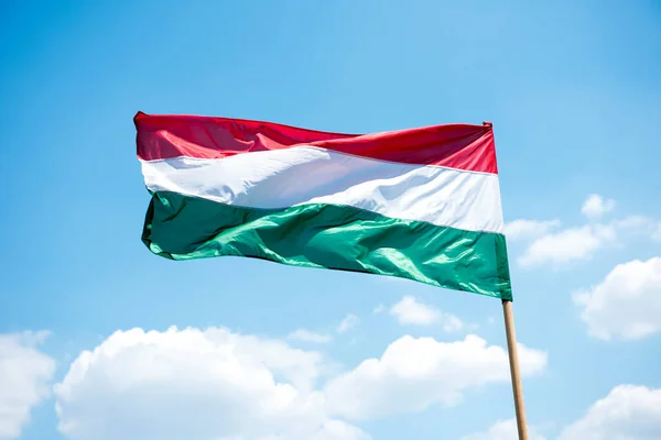 Hungria Bandeira Com Fundo Azul Céu — Fotografia de Stock