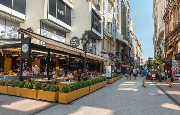 BUDAPEST, HUNGARY - 21 Temmuz 2017: Macaristan 'ın Budapeşte kentindeki ana alışveriş caddesi olan Vaci Caddesi' nde (Vaci Utca) turistler ve ziyaretçiler.