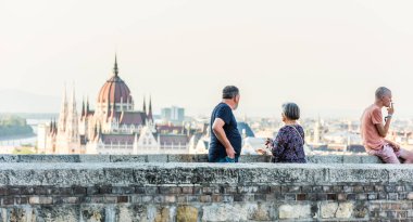 BUDAPEST, HUNGARY - 18 Temmuz 2017: Buda Kalesi 'nden şehre gelen turistler. Budapeşte, Macaristan
