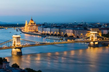 Gellert Hill 'den Budapeşte' nin panoramik gece manzarası. Budapeşte, Macaristan.