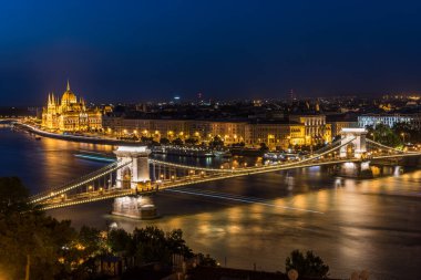 Gellert Hill 'den Budapeşte' nin panoramik gece manzarası. Budapeşte, Macaristan.