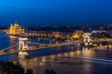 Gellert Hill 'den Budapeşte' nin panoramik gece manzarası. Budapeşte, Macaristan.