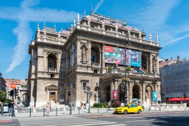 BUDAPEST, HUNGARY - 18 Temmuz 2017: Orta Budapeşte 'deki Macar Devlet Opera Evi. Budapeşte, Macaristan.